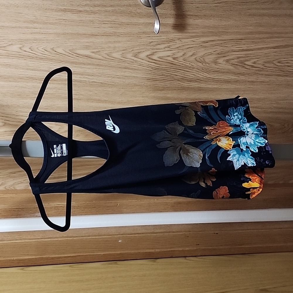 Women's Nike sleeveless running top - size medium